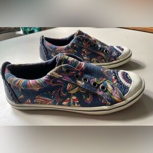 Sakroots women’s casual and colorful  Canvas shoe sz 5